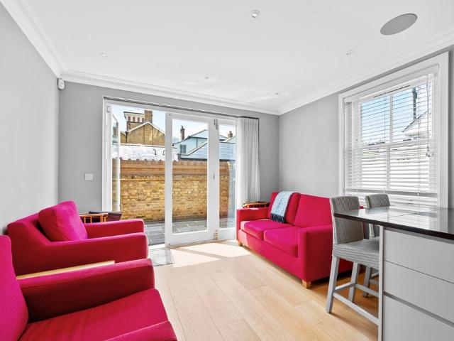 Apartment for rent in London Borough of Merton, Raynes Park