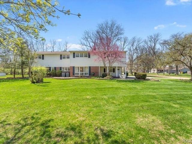 House for sale in Grosse Ile