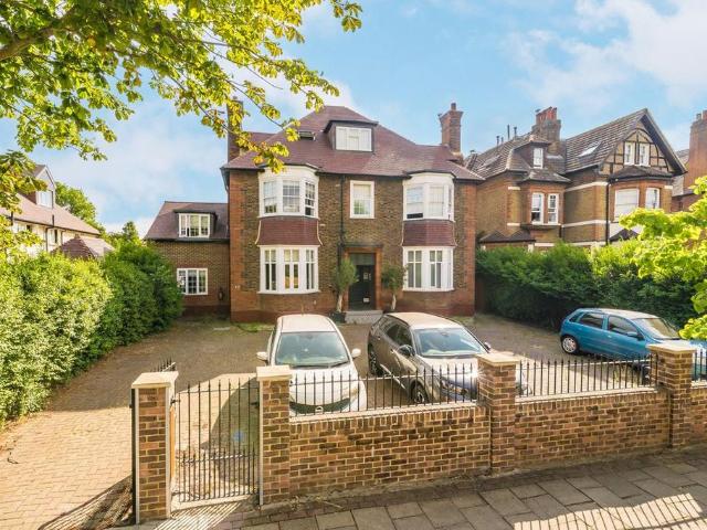 Apartment for rent in Furzedown, Greater London