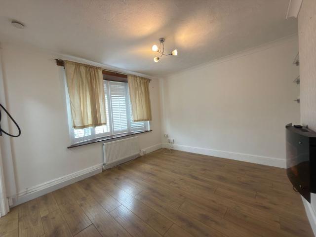 Room for rent in Hainault, Greater London