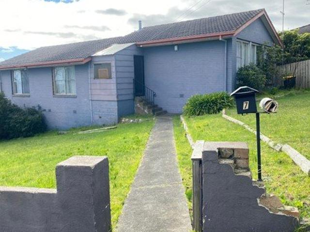 House for rent in Churchill, Victoria