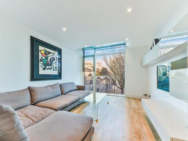 Townhouse for rent in Tower Liberty, Wapping