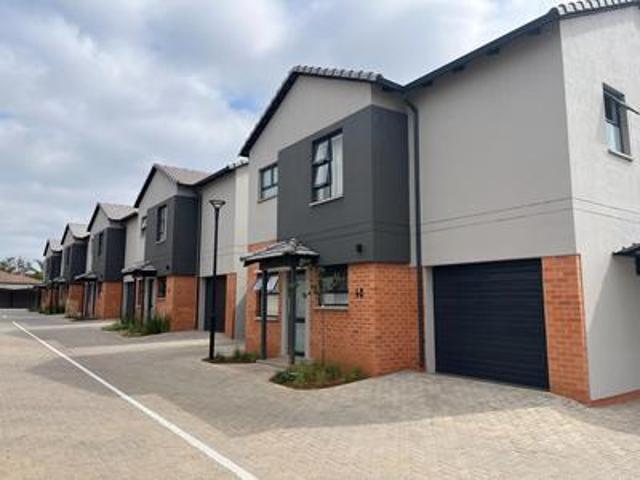 Townhouse for rent in Waterkloof, Gauteng