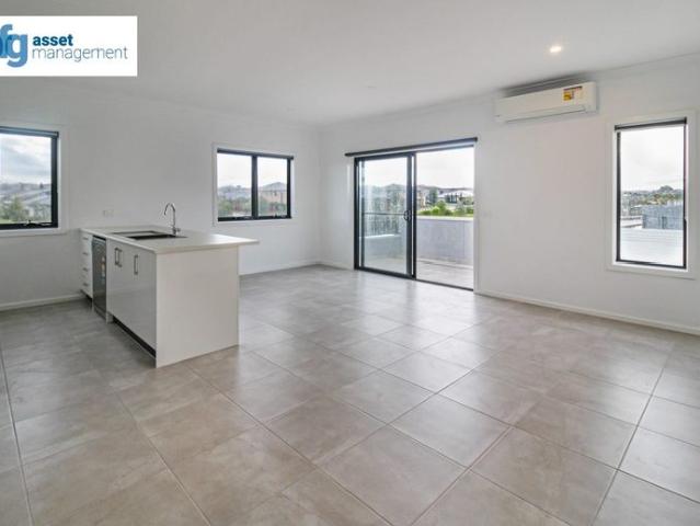 Townhouse for rent in Aurora Estate, Melbourne