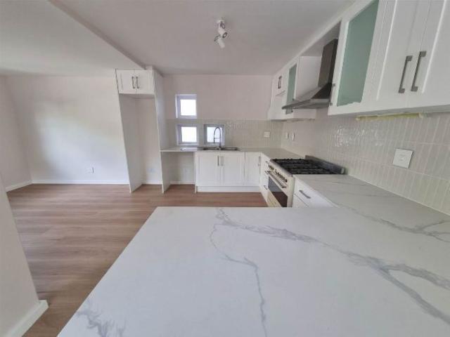 Apartment for rent in Fresnaye, Cape Town