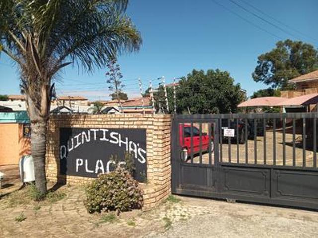 Townhouse for sale in Mohlakeng, Gauteng