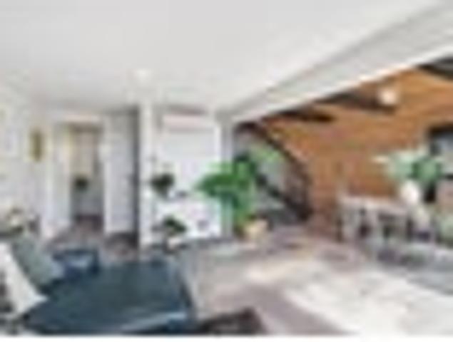 Townhouse for sale in Chaslands, Canterbury