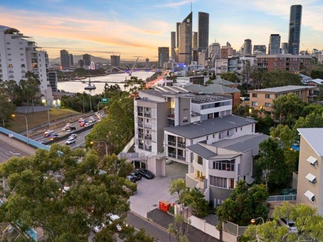 Townhouse for rent in Toombul, Queensland