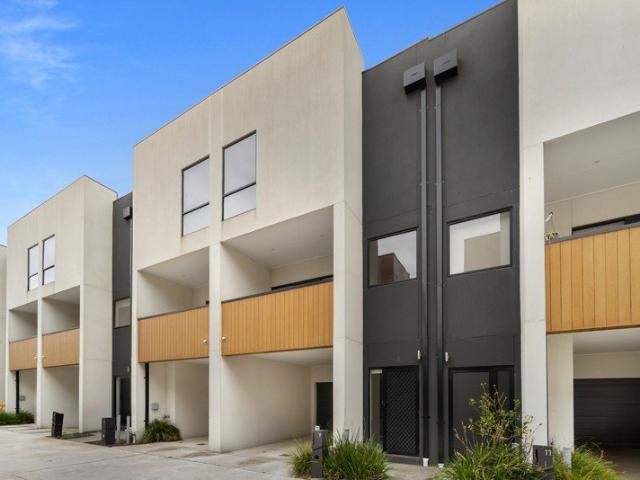 Townhouse for sale in Pakenham, Melbourne