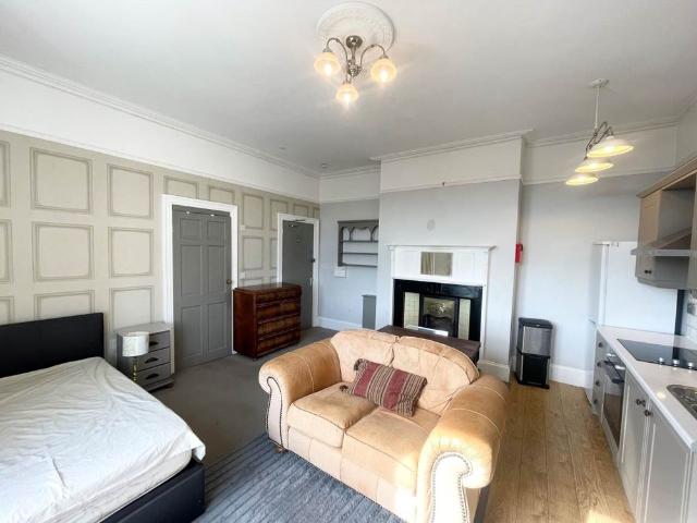 Studio for rent in Farsley, West Yorkshire