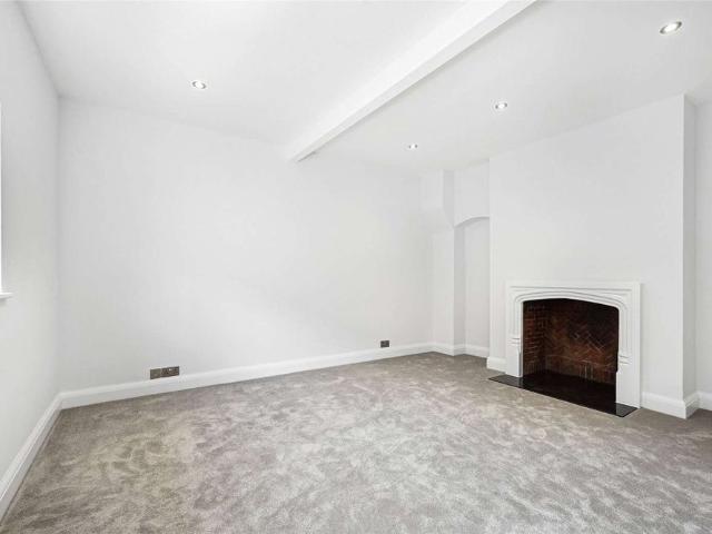 House for rent in Chelsea, Cat Hill