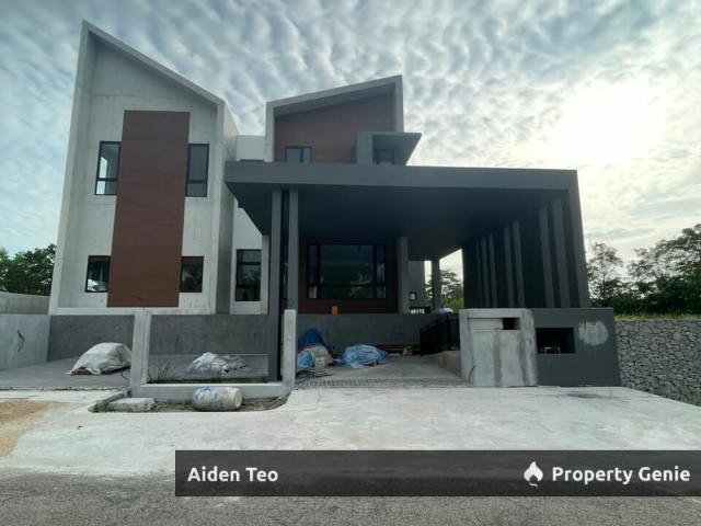Bungalow for sale in Malaka