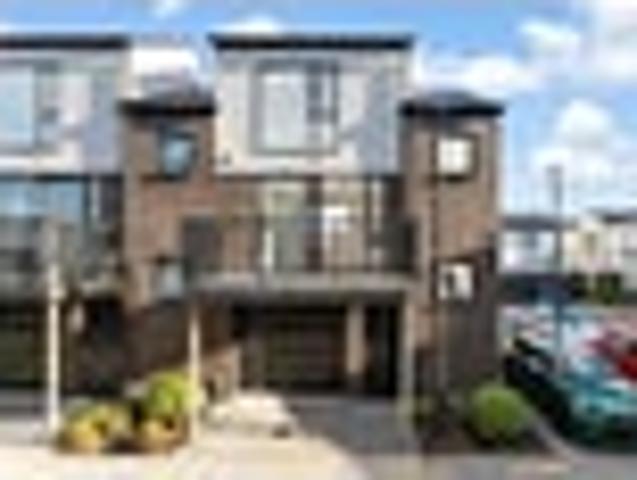 Townhouse for sale in Kelston