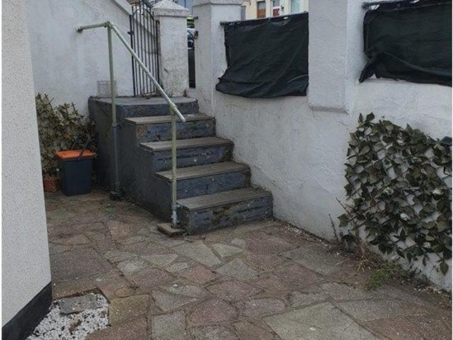 Apartment for rent in Roselands, Eastbourne