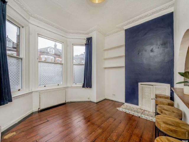 Apartment for rent in Blenheim Gardens Estate, Greater London