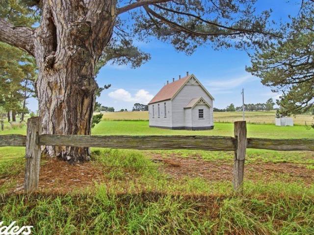 Cottage for sale in Perry Bridge, Victoria