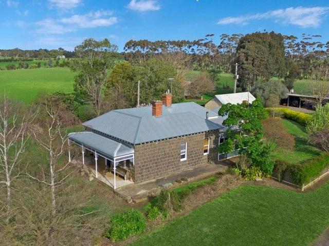 Cottage for sale in Hamilton, Victoria