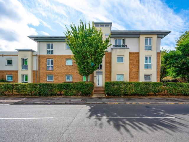Apartment for rent in Blackhills, Surrey