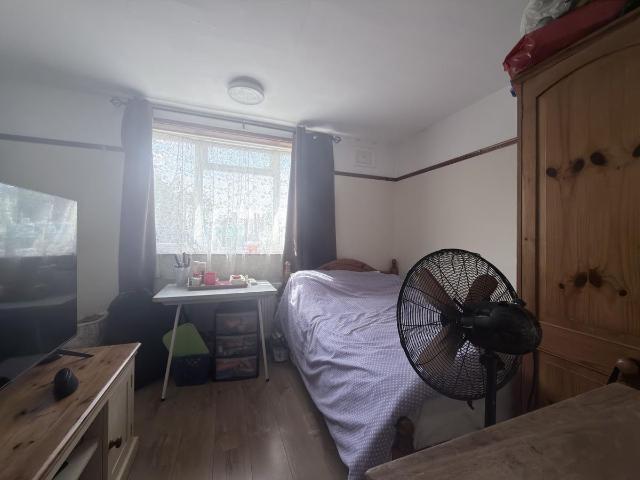 Room for rent in Rosehill, Greater London