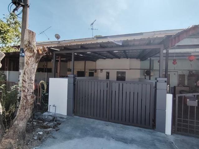 Terraced House for sale in Malaka