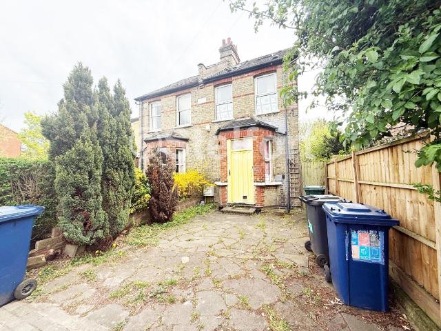 Room for rent in Colney Hatch, Greater London