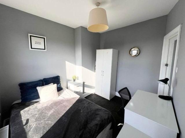 Room for rent in Burley, West Yorkshire