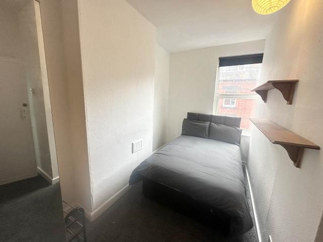 Room for rent in Kirkstall, West Yorkshire