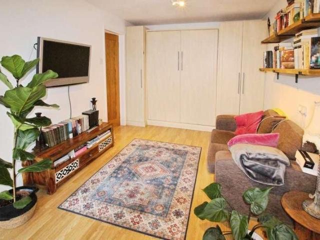 Studio for rent in Teddington, Pamington