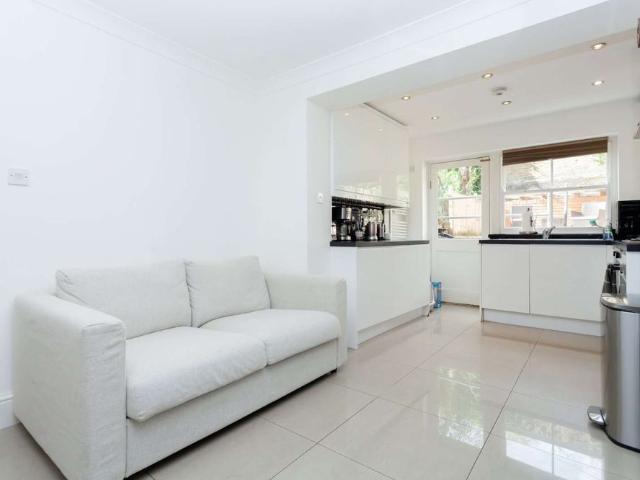 Apartment for rent in Bromley-by-Bow, Cat Hill