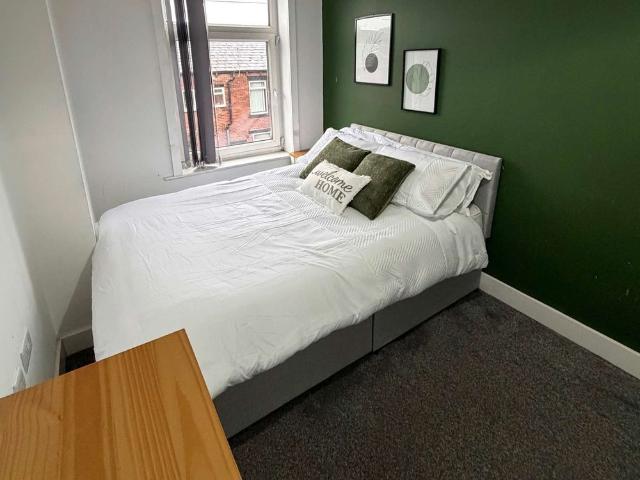 Room for rent in Lee Bank, Greater Manchester