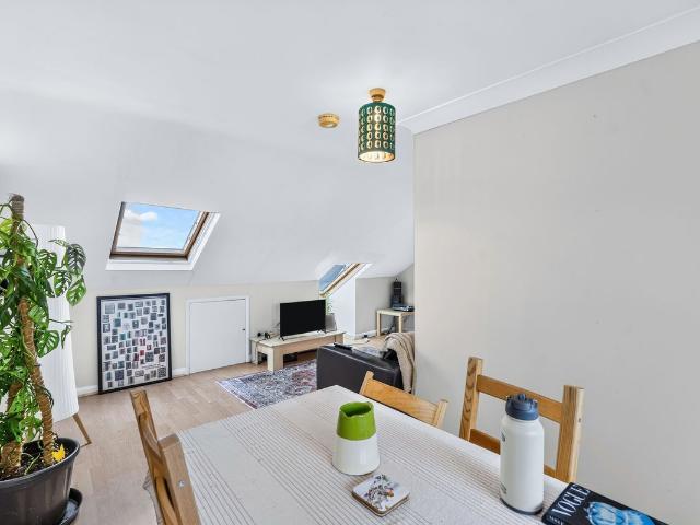 Apartment for rent in Furzedown, Greater London