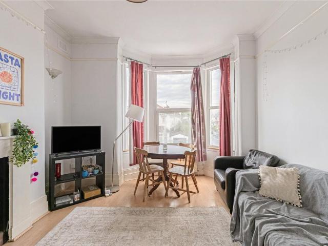 Apartment for rent in Furzedown, Greater London