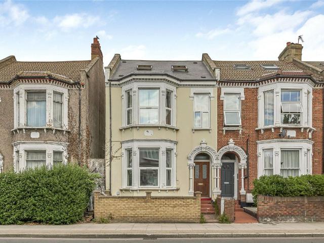 Apartment for rent in Furzedown, Greater London