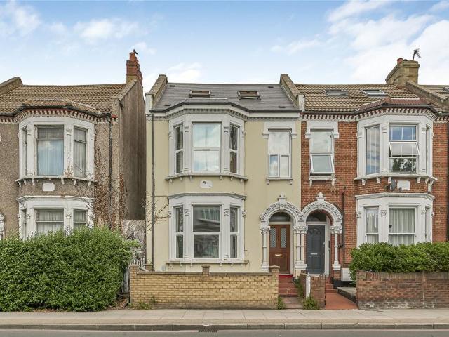 Apartment for rent in Furzedown, Greater London