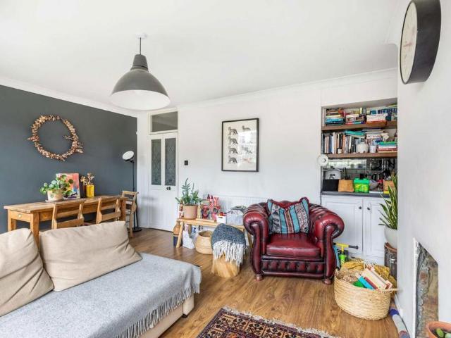 Apartment for rent in Furzedown, Greater London