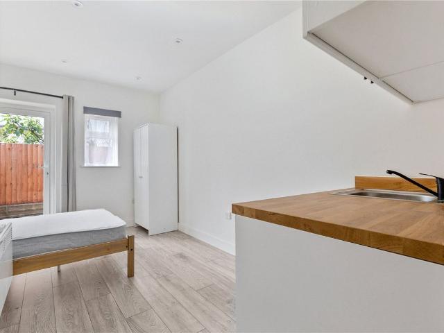 Studio for rent in Furzedown, Greater London