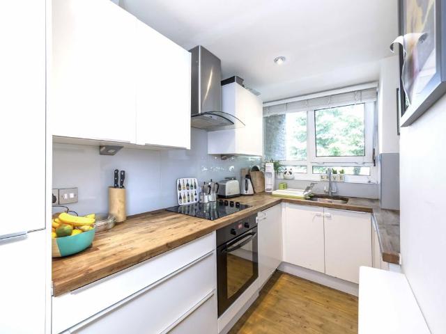 Apartment for rent in Furzedown, Greater London