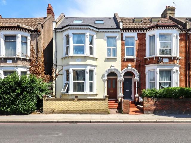 Apartment for rent in Furzedown, Greater London