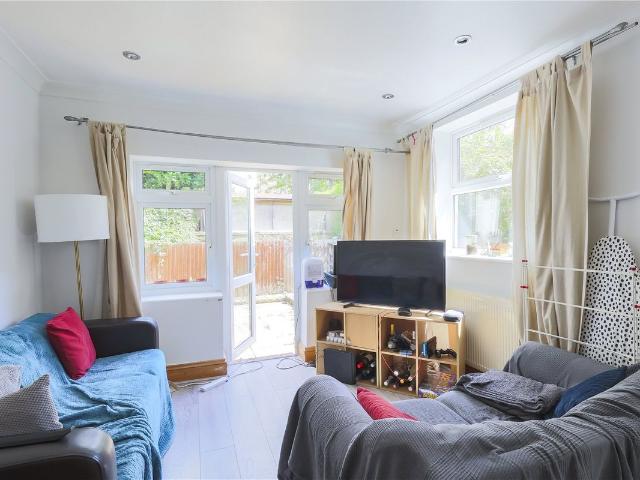 Apartment for rent in Furzedown, Greater London