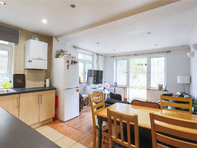 Apartment for rent in Furzedown, Greater London
