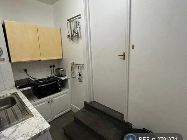 Apartment for rent in Furzedown, Greater London
