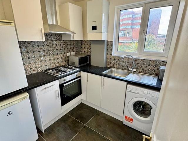 Apartment for rent in Summerstown, Greater London