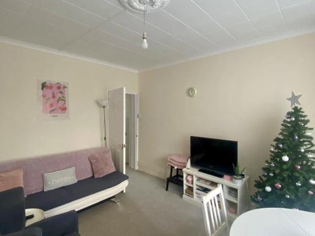 Apartment for rent in Summerstown, Greater London