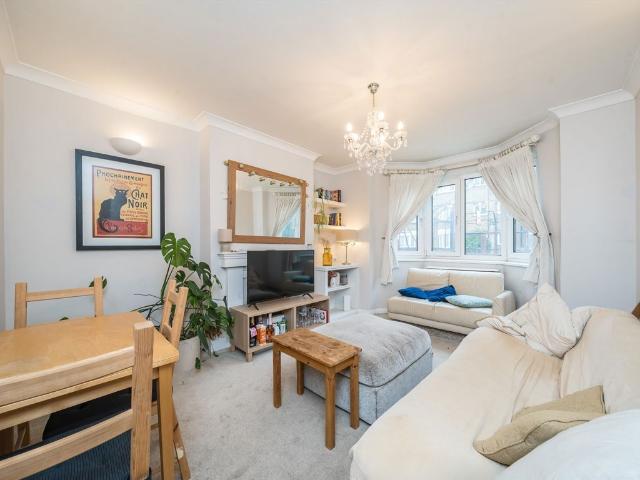 Apartment for rent in Summerstown, Greater London