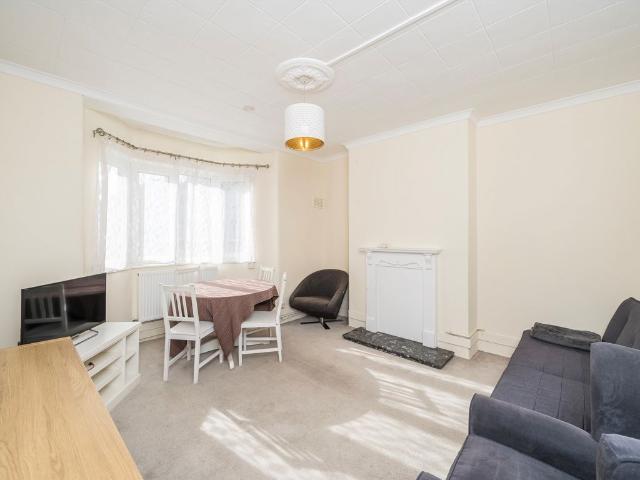 Apartment for rent in Summerstown, Greater London