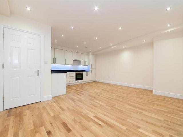 Apartment for rent in Furzedown, Greater London