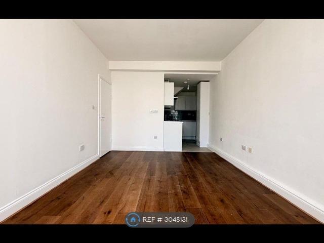 Apartment for rent in Furzedown, Greater London