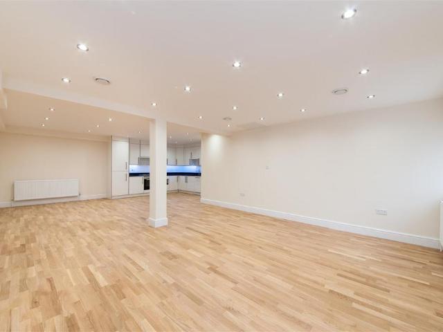Apartment for rent in Furzedown, Greater London