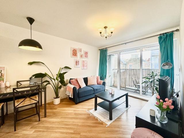 Apartment for rent in Summerstown, Greater London