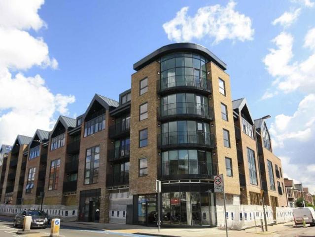 Apartment for rent in Summerstown, Greater London
